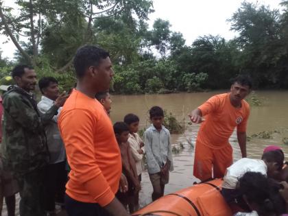 Rescue operation of trapped citizens of Anandnagar started helicopter could not find the right place | आनंदनगरातील अडकलेल्या नागरिकांचे बचावकार्य सुरू; हेलिकाॅप्टरला योग्य जागा मिळेना  