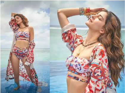 Super Stylish Ananya Pandey Bikini Photos Flaunt Printed Red Two Piece In Maldives | बोल्ड अवतारात अनन्या पांडेचा बिकीनी लूक व्हायरल,मालदीव्हजमध्ये करते एन्जॉय