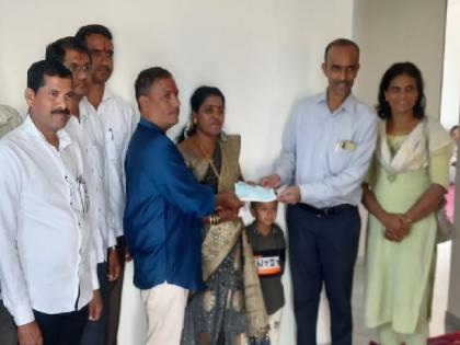 Helped the orphanage by avoiding the cost of Vastushanti, A commendable decision by the teacher couple of Kargani | Sangli News: वास्तुशांतीचा खर्च टाळून केली अनाथाश्रमाला मदत, करगणीच्या शिक्षक दाम्पत्यांचा कौतुकास्पद निर्णय