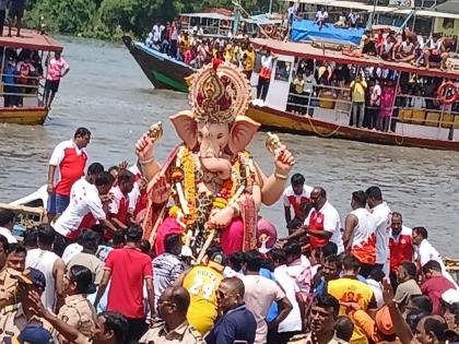 The Raja of Andheri was immersed in the Vesava sea after an 18-hour procession. | अंधेरीच्या राजाचे १८ तासांच्या मिरवणुकीनंतर वेसावे समुद्रात झाले विसर्जन The Raja of Andheri was immersed in the Vesava sea after an 18-hour procession. | अंधेरीच्या राजाचे १८ तासांच्या मिरवणुकीनंतर वेसावे समुद्रात झाले विसर्जन