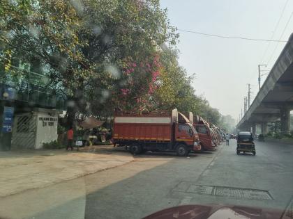 अंधेरी-कुर्ला रोडवर बेकायदेशीरपणे पार्क केलेल्या पालिकेच्या वाहनांमुळे पसरते अस्वच्छता - Marathi News | Illegal parking of municipal vehicles on the Andheri-Kurla road creates unsanitary conditions | Latest News at Lokmat.com अंधेरी-कुर्ला रोडवर बेकायदेशीरपणे पार्क केलेल्या पालिकेच्या वाहनांमुळे पसरते अस्वच्छता - Marathi News | Illegal parking of municipal vehicles on the Andheri-Kurla road creates unsanitary conditions | Latest News at Lokmat.com