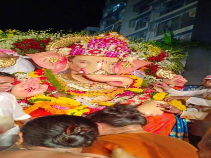 The great crowd of Ganesh devotees celebrating the blessings of the King of Andheri | अंधेरीचा राजाच्या विसर्जन मिरवणूकीला गणेश भक्तांची मोठी गर्दी