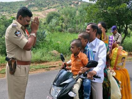 And the policeman hand tied in front of them | अन् पोलिसाने त्यांच्यासमोर जोडलं हात