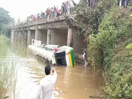 Major accident in Andhra Pradesh; Uncontrolled bus fell into river from bridge, 9 died and 22 injured | आंध्र प्रदेशात मोठा अपघात; अनियंत्रीत बस पुलावरुन नदीत पडली, 9 जणांचा मृत्यू तर 22 जखमी