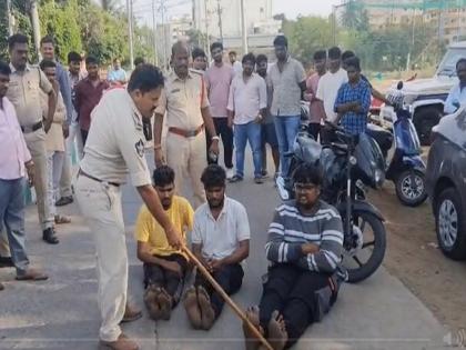 Andhra Pradesh: Police beat up three people who attacked a constable on the road, video goes viral | कॉन्स्टेबलवर हल्ला करणाऱ्या तिघांना पोलिसांनी भररस्त्यात चोपले, व्हिडिओ व्हायरल... Andhra Pradesh: Police beat up three people who attacked a constable on the road, video goes viral | कॉन्स्टेबलवर हल्ला करणाऱ्या तिघांना पोलिसांनी भररस्त्यात चोपले, व्हिडिओ व्हायरल...