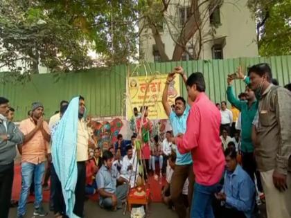 Awakening agitation of ST employees in Pune | Video: पुण्यात एसटी कर्मचाऱ्यांचे जागरण गोंधळ आंदोलन