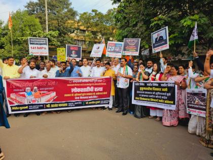 Pune City NCP protest against suspension of MP Supriya Sule, Dr. Amol Kolhe | खासदार सुप्रिया सुळे, डॉ.अमोल कोल्हे निलंबनाविरोधात पुणे शहर राष्ट्रवादीचे आंदोलन