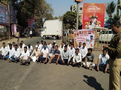 Maratha protestors block the road on Neera Pune Pandharpur Palkhi highway | पुणे - पंढरपूर पालखी मार्गावर मराठा आंदोलकांचे रस्ता रोको आंदोलन