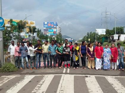 Women in Rawat intervened by private vehicles in BRT lane | रावेतमध्ये महिलांनी रोखली बीआरटी लेनमधील खाजगी वाहनांची घुसखोरी