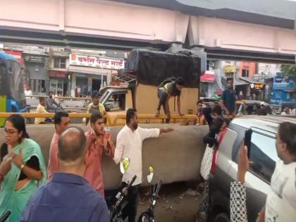 Pro-Palestinian and Hindutva supporters clash in Pune; Cases registered against both groups. | पुण्यात पॅलेस्टाईन समर्थक अन् हिंदुत्ववादी भिडले; दोन्ही गटाविरुद्ध गुन्हे दाखल.. Pro-Palestinian and Hindutva supporters clash in Pune; Cases registered against both groups. | पुण्यात पॅलेस्टाईन समर्थक अन् हिंदुत्ववादी भिडले; दोन्ही गटाविरुद्ध गुन्हे दाखल..