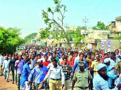 Front, hold, demonstrate Friday! | मोर्चे, धरणे, निदर्शनाने गाजला शुक्रवार!