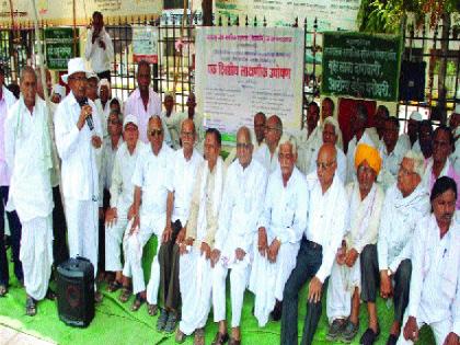 Hundreds of senior citizens land in Nanded on the road | नांदेडमध्ये शेकडो ज्येष्ठ नागरिक उतरले रस्त्यावर