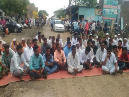 Ministers will not be allowed to rot in Nagar district: farmer's rocky road rocks | मंत्र्यांना नगर जिल्ह्यात फिरू देणार नाही : शेतक-यांचा खडकीत रास्तारोको