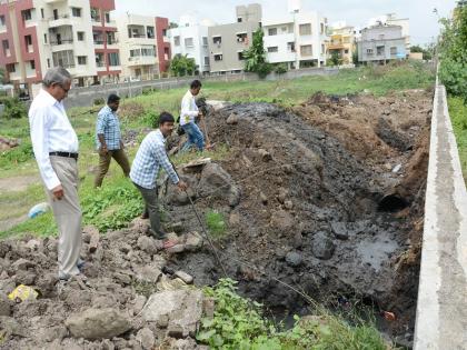 Work of the Dartali near the residence of Guard Minister Ram Shinde: The success of the movement | पालकमंत्री राम शिंदे यांच्या निवासस्थानाजवळील गटारीचे काम सुरू : आंदोलनाला यश