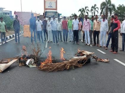 Ujani's argument flared up again! Protest by burning tires on Pune-Solapur National Highway | उजनीचा वाद पून्हा पेटला! पुणे - सोलापूर राष्ट्रीय महामार्गावर टायर पेटवून निषेध आंदोलन