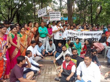 NCP protests against the state government in Pune | Video: पुण्यात राष्ट्रवादीचे राज्य सरकराविरोधात गोट्या खेळत आंदोलन