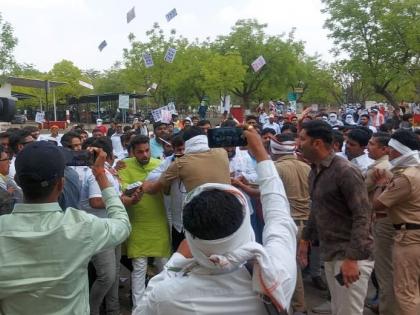 NSUI agitation at sant gadge baba amravati university, students demand online exam | अमरावती विद्यापीठात विद्यार्थ्यांचा जोरदार राडा; उन्हाळी परीक्षा ऑनलाइन घेण्याची एनएसयुआयची मागणी