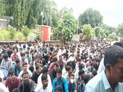 Engineering students protest at Pune University Students break down gate and enter | Video: पुणे विद्यापीठात इंजिनियरिंगच्या विद्यार्थ्यांचे आंदोलन; गेट तोडून विद्यार्थी आतमध्ये घुसले Engineering students protest at Pune University Students break down gate and enter | Video: पुणे विद्यापीठात इंजिनियरिंगच्या विद्यार्थ्यांचे आंदोलन; गेट तोडून विद्यार्थी आतमध्ये घुसले