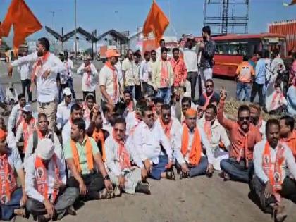 Toll should be waived at Anewadi and Taswade toll booths on Pune Bangalore highway, agitation of ShivSena Thackeray group | Satara: टोलमाफी झालीच पाहिजे; शिवसेना ठाकरे गटाचा आनेवाडी टोलनाक्यावर ठिय्या, वाहतूक विस्कळीत