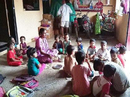 The anganwadi fills the house of the Sevak | अंगणवाडी भरते सेविकेच्या घरात