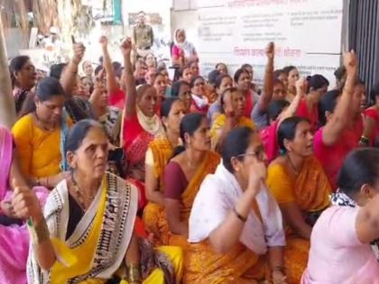 MLA eating, Anganwaditai fasting agitation by anganwadi sevaks for fulfillment of various demands | "आमदार तुपाशी, अंगणवाडीताई उपाशी" विविध मागण्यांच्या पूर्ततेसाठी सेविकांचे ठिय्या आंदोलन