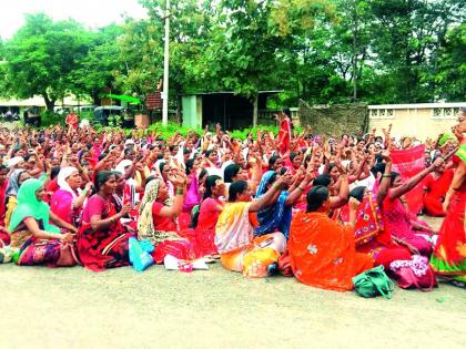 Ankaganwadi workers' expulsion due to rejecting proposal, bullet train important than malnutrition! | प्रस्ताव फेटाळल्याने अंगणवाडी कर्मचा-यांचा संप सुरूच, कुपोषणाहून बुलेट ट्रेन महत्त्वाची!