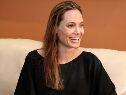 Angelina Jolie adopts another child to take a child? | अँजोलिना आणखीन एक मुल घेणार दत्तक?