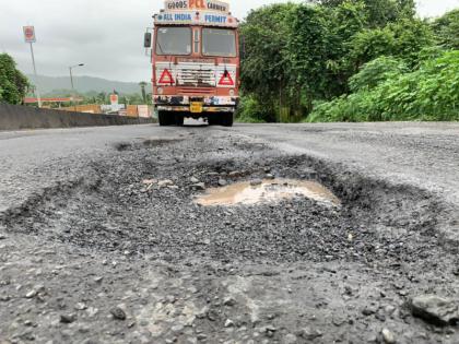 The victims are going due to potholes on Ghodbunder Road in Thane | ठाण्याच्या घोडबंदररोडवरील पडलेल्या खड्ड्यांमुळे जात आहेत बळी