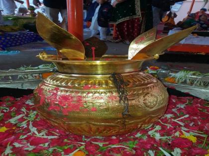 Offering 19-odd Kalash Shani Charan from Shani Bhakta of Gujarat | गुजरातच्या शनीभक्ताकडून १९ लाखाचा कलश शनी चरणी अर्पण