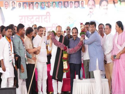Thousands of workers including Satara District Bank Vice President Anil Desai join NCP | सातारा जिल्हा बँकेचे उपाध्यक्ष अनिल देसाई यांच्यासह हजारो कार्यकर्त्यांचा राष्ट्रवादीत प्रवेश