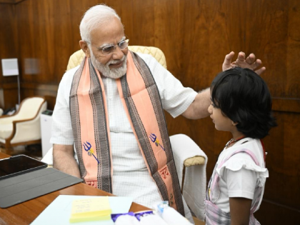 "You work in the Lok Sabha", the child's reply made everyone laugh, including PM Modi | "तुम्ही लोकसभेत नोकरी करता", चिमुकलीचं उत्तर ऐकून मोदींसह सर्वच हसायला लागले