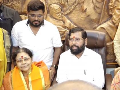 Uddhav Thackeray Shiv Sena thane women district chief Anita Birje joins Eknath Shinde's Shiv Sena | उद्धव ठाकरेंना ठाण्यात धक्का; महिला जिल्हाप्रमुखाचा शिंदेंच्या शिवसेनेत पक्षप्रवेश