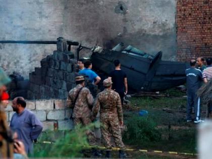 Pakistan Army plane crashes in civilian area; The death of 15 people | पाक लष्कराचं विमान नागरी वस्तीत कोसळलं; 15 जणांचा मृत्यू 