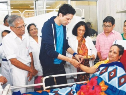 Ankush Chaudhary tied a rakhi to the nurse at Sion Hospital, read the reason and appreciate it | सायन रुग्णालयातील परिचारिकेला अंकुश चौधरीने बांधली राखी, कारण वाचून कराल कौतुक 