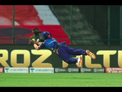 MI vs RR Latest News : Amazing catches of IPL2020, running back and diving catch by Anukul Roy, Video | Best Catch In IPL 2020 : मुंबई इंडियन्सचा अनुकूल रॉयनं हवेत झेपावला अन् RRला मोठा धक्का बसला, Video