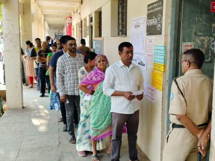 Line up at polling booths in the city since morning | नगरमध्ये सकाळपासूनच मतदान केंद्रांवर रांगा