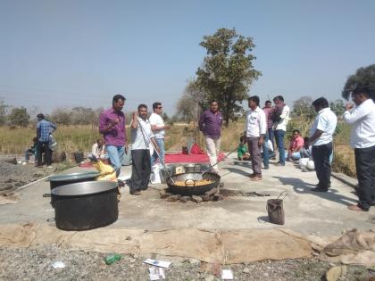 Distribution of three quintals of Rice to the Shiva Bhakta in the Mahadeo Temple at Anasingh | अनसिंगच्या महादेव मंदिरात शिवभक्तांना तीन क्विंटल उसळचे वाटप