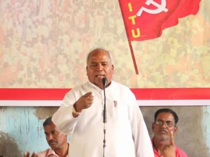 Lok Sabha Elections - Congress men came with lakhs of rupees, says Communist leader Narsayya Adam | निवडणुकीत काँग्रेसवाले लाखो रुपये घेऊन आले, परंतु...; नरसय्या आडम यांचं खळबळजनक विधान