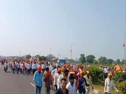 Lakhs of Maratha brothers towards Antarwali Sarati for Manoj Jarange's sabha; Solapur-Dhule highway jam, use this alternate route | लाखो मराठा बांधव सभेसाठी अंतरवालीकडे; सोलापूर-धुळे महामार्ग जाम, हे पर्यायी मार्ग वापरा