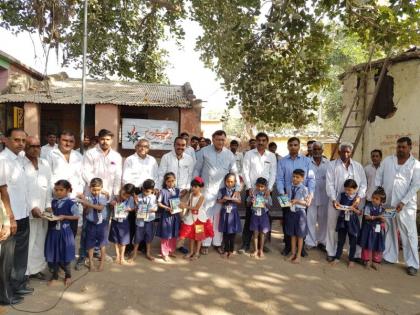 Distribution of educational literature in Pimpri school in Yaval taluka | यावल तालुक्यातील पिंप्री शाळेत शैक्षणिक साहित्य वाटप