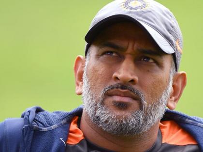 ICC World Cup 2019: Why Mahendra Singh Dhoni does not take his retirement yet, telling 'this' great captain | ICC World Cup 2019 : महेंद्रसिंग धोनी निवृत्ती सध्या का घेत नाहीए, सांगतोय 'हा' महान कर्णधार