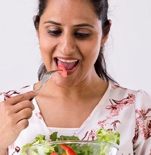 ऐन तिशीत जबाबदाऱ्यांमुळे थकले, दिसताय म्हातारे? तरुण दिसण्यासाठी 'या' गोष्टींचा आहारात करा समावेश!