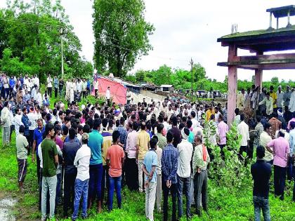 Panchkroshit grave peace with 'that' terrible accident; As luck would have it, 'he' survived | नशीब बलवत्तर म्हणून 'तो' बचावला; 'त्या' भीषण अपघाताने पंचक्रोशीत स्मशानशांतता