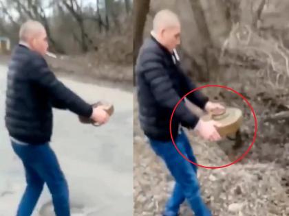 Russia | Ukraine | Russia-Ukraine war | Video of Ukrainian Man Removing Mine From Road | Russia-Ukraine War: जीव धोक्यात घालून उचलली 'अँटी टँक माइन', युक्रेनच्या नागरिकांची सैनिकांना मोठी मदत