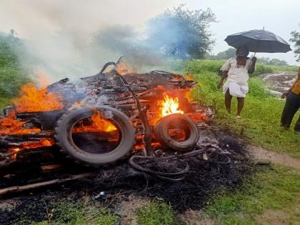 Desecration of corpses for want of a cemetery in Charthana | धक्कादायक ! चारठाण्यात स्मशानभूमी अभावी मृतदेहाची अवहेलना