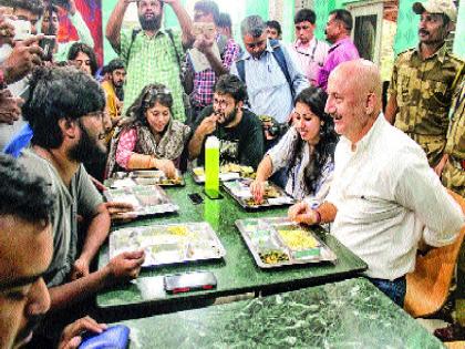 'Film Style' Entry, Anupam Kher in FTII: Drama of Students in Strong 'Acting' | ‘फिल्मी स्टाइल’ एँट्री, एफटीआयआयमध्ये अनुपम खेर : सशक्त ‘अभिनया’चे विद्यार्थ्यांना घडले दर्शन