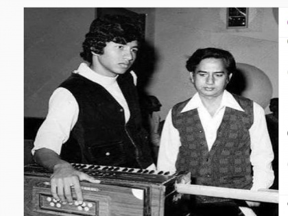 Rohit Shetty's father M.B. Shetty gave advise to anu malik while his struggling days reveals on Faaltugiri Book Launch | हा प्रसिद्ध संगीतकार काम मिळवण्यासाठी करायचा अशी धडपड