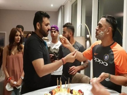 Dhoni's birthday, but Anushka Sharma troll on social media | वाढदिवस धोनीचा, पण ट्रोल झाली अनुष्का शर्मा