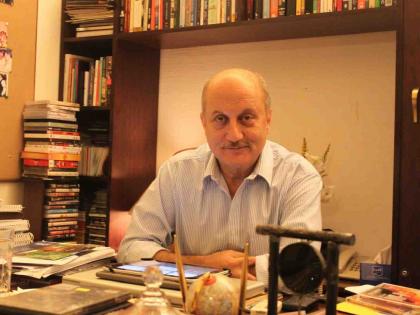 anupam kher still lives on rent in mumbai reveals why he havent bought house yet | मुंबईत भाड्याच्याच घरात राहतात अनुपम खेर, अद्याप घर खरेदी न करण्यामागचं सांगितलं कारण