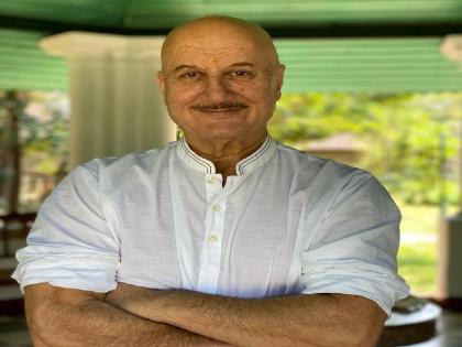 bollywood actor anupam kher see tri color flag on bick gave appriciation | बाईकवर भारताचा तिरंगा पाहताच वाटेतच थांबले अनुपम खेर; जाणून घ्या त्या सिग्नलवर नेमकं काय घडलं